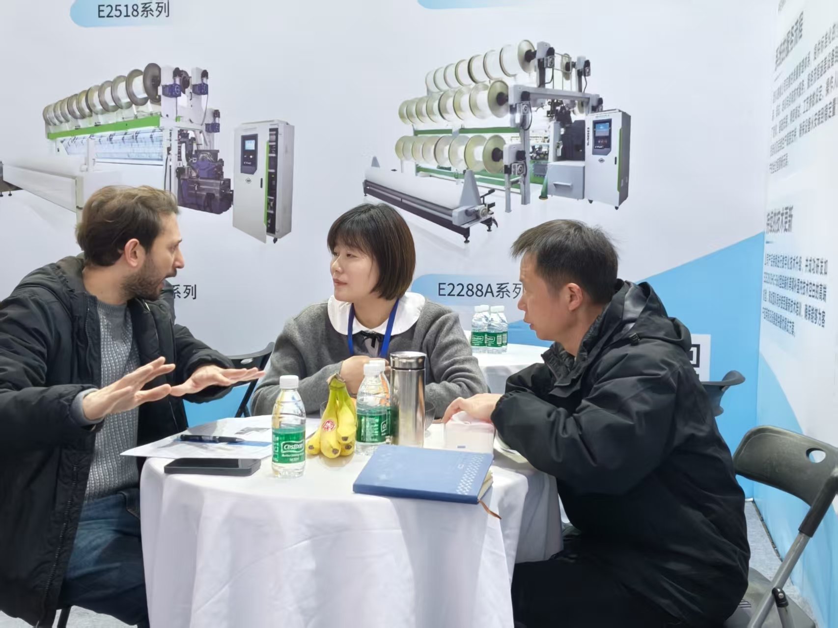 1775698252126853.jpg 在展會(huì)上向客戶(hù)推進(jìn)新產(chǎn)品.jpg